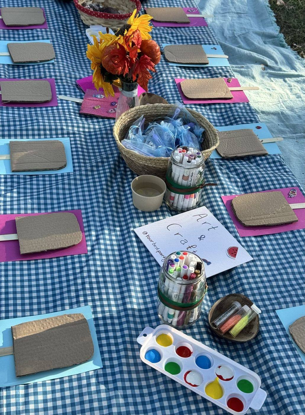 Σταθμός art και craft με χαρτόνια και χρώματα σε πάρτι