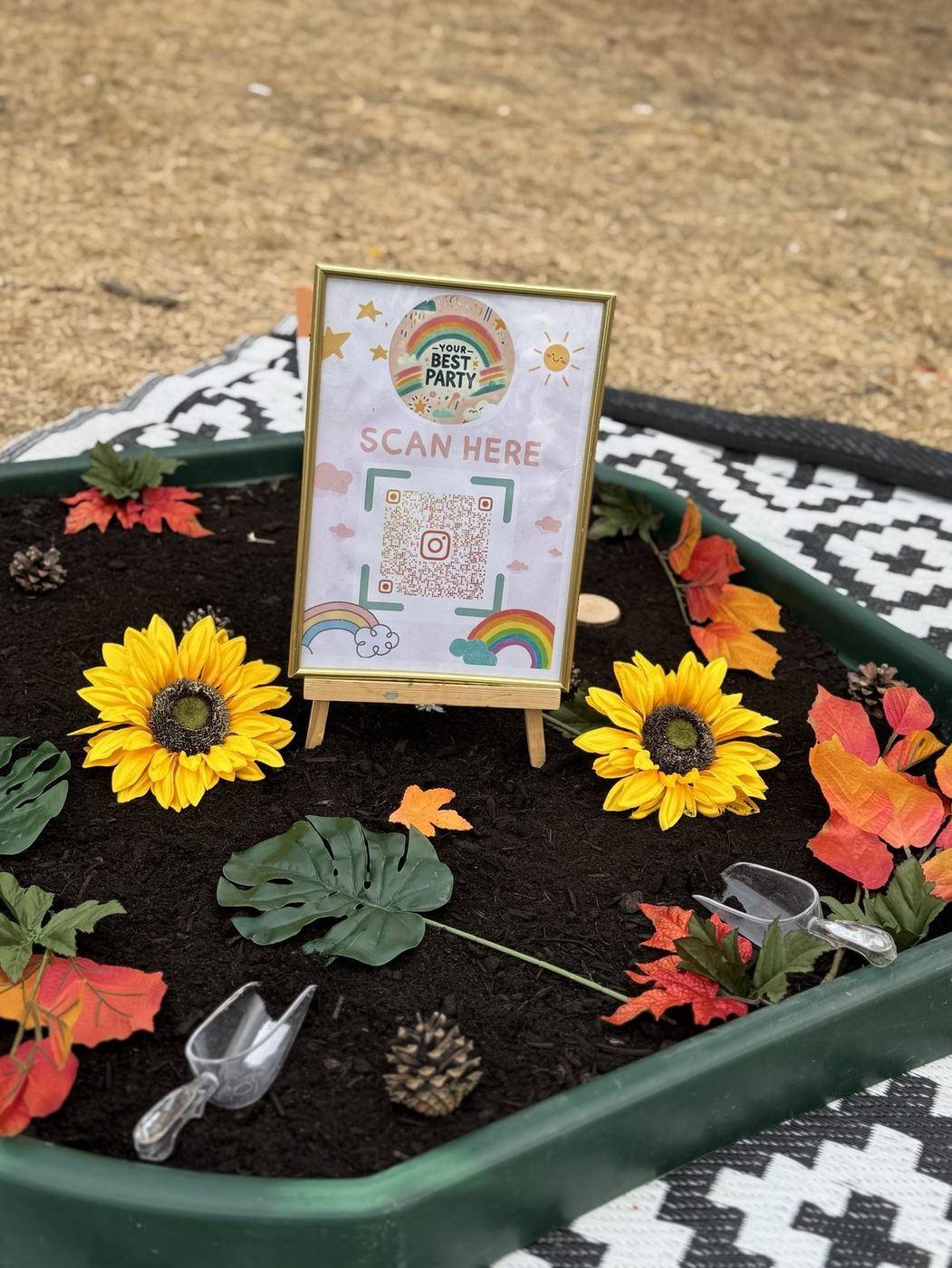 Elegant φθινοπωρινό gardening tray με ηλίανθους και φυσικά υλικά σε παιδικό πάρτι