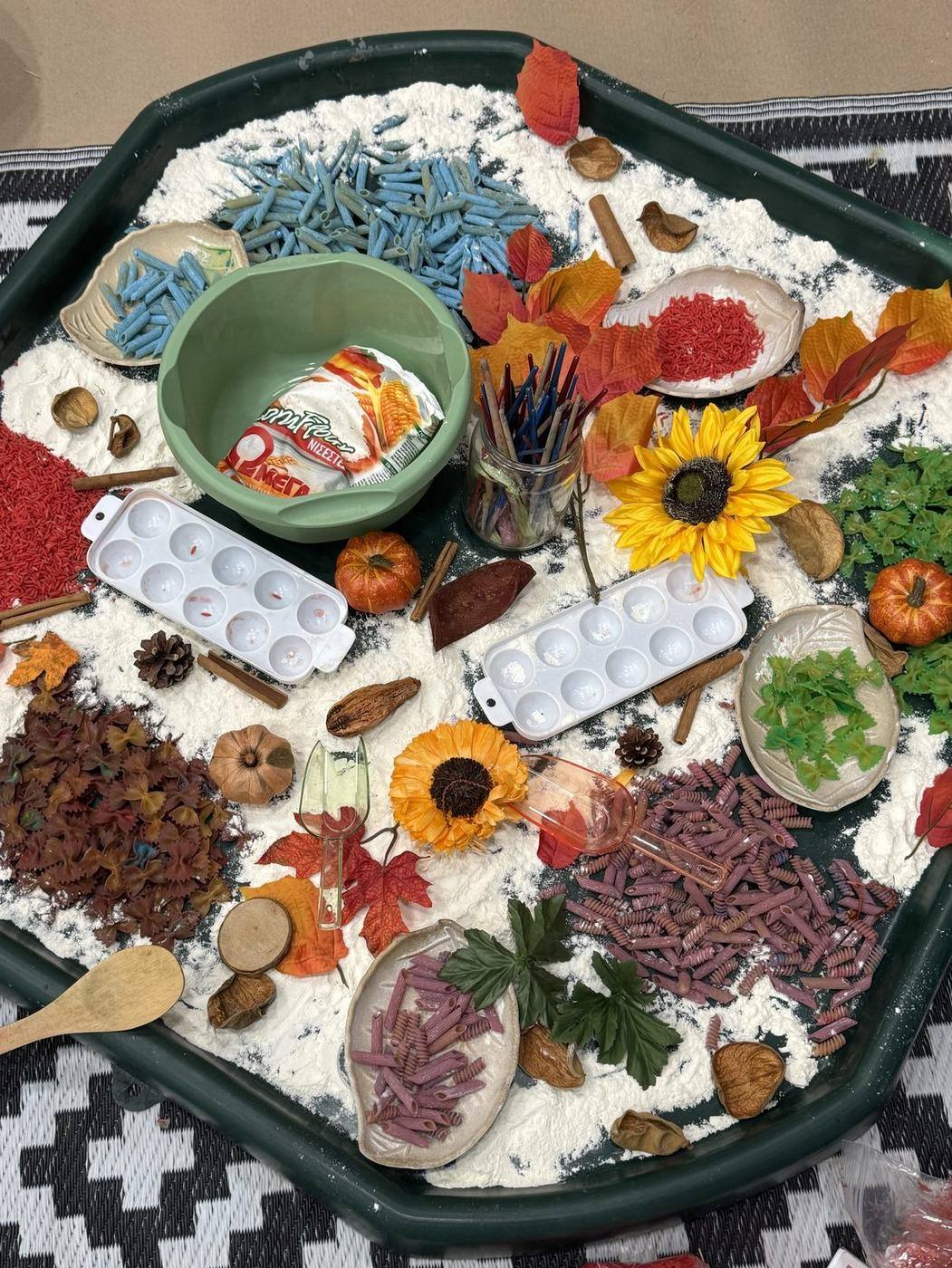 Φθινοπωρινό sensory tray με αλεύρι για παιδιά