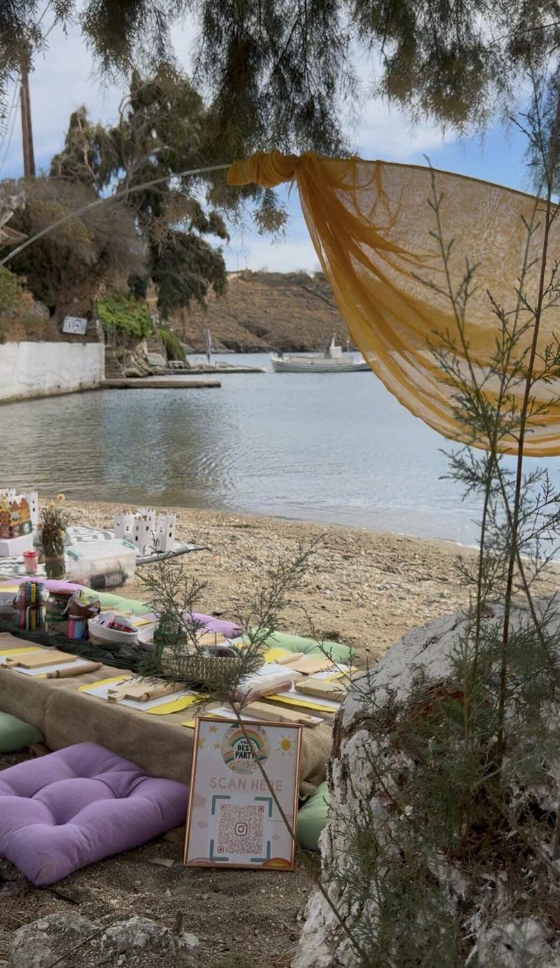 Πανοραμική άποψη kids corner δίπλα στη θάλασσα με teepee και μαξιλάρια