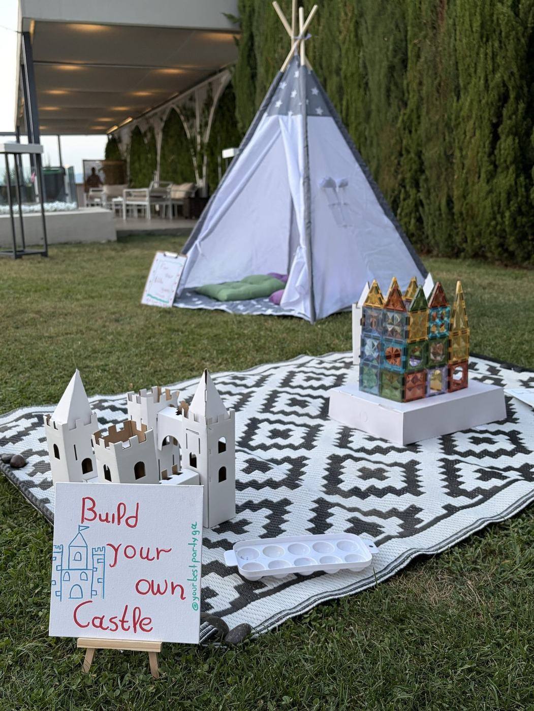 Παιδί χτίζει κάστρο σε kids corner γάμου