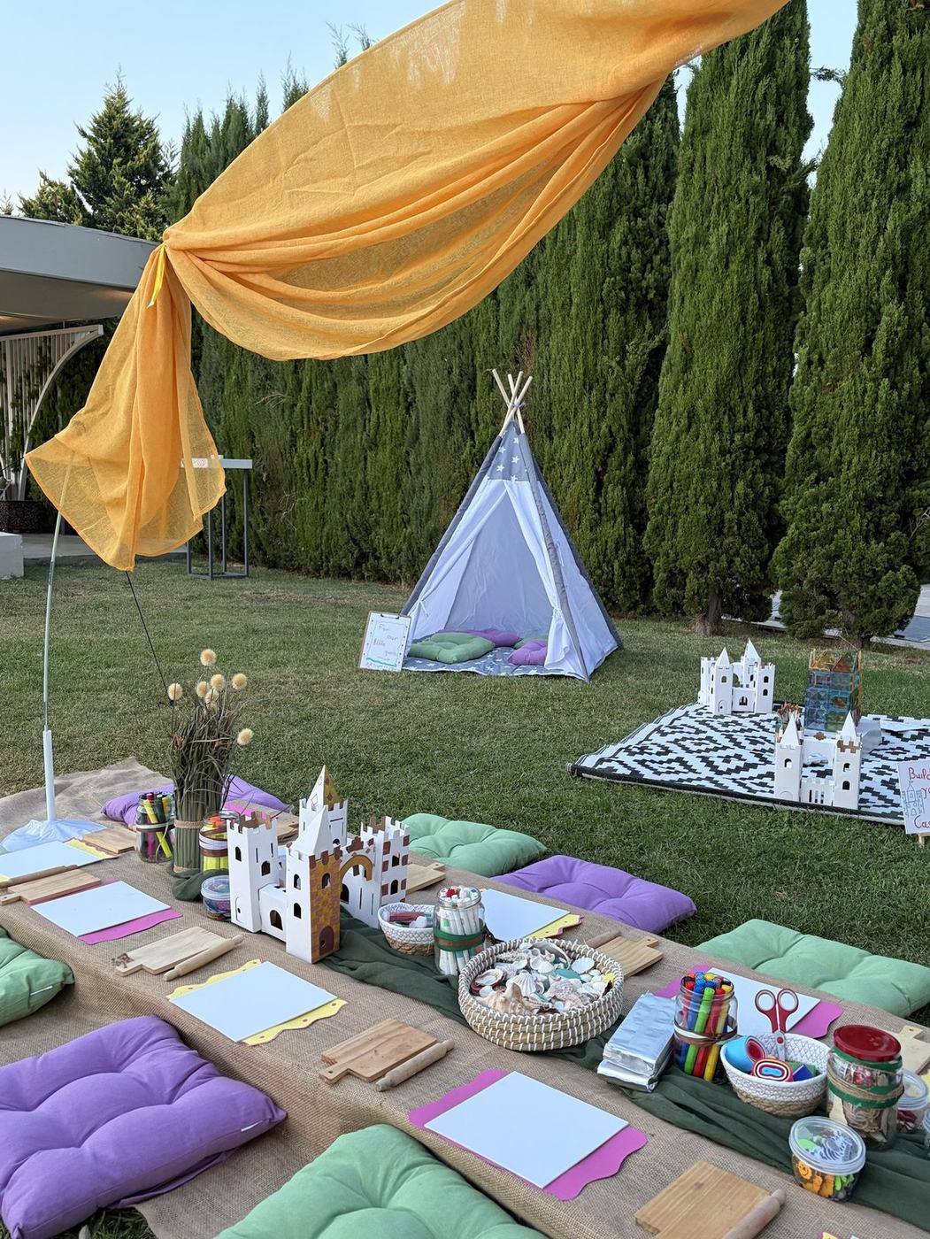 Teepee σκηνή και σταθμός κατασκευής κάστρου σε γάμο, ημέρα