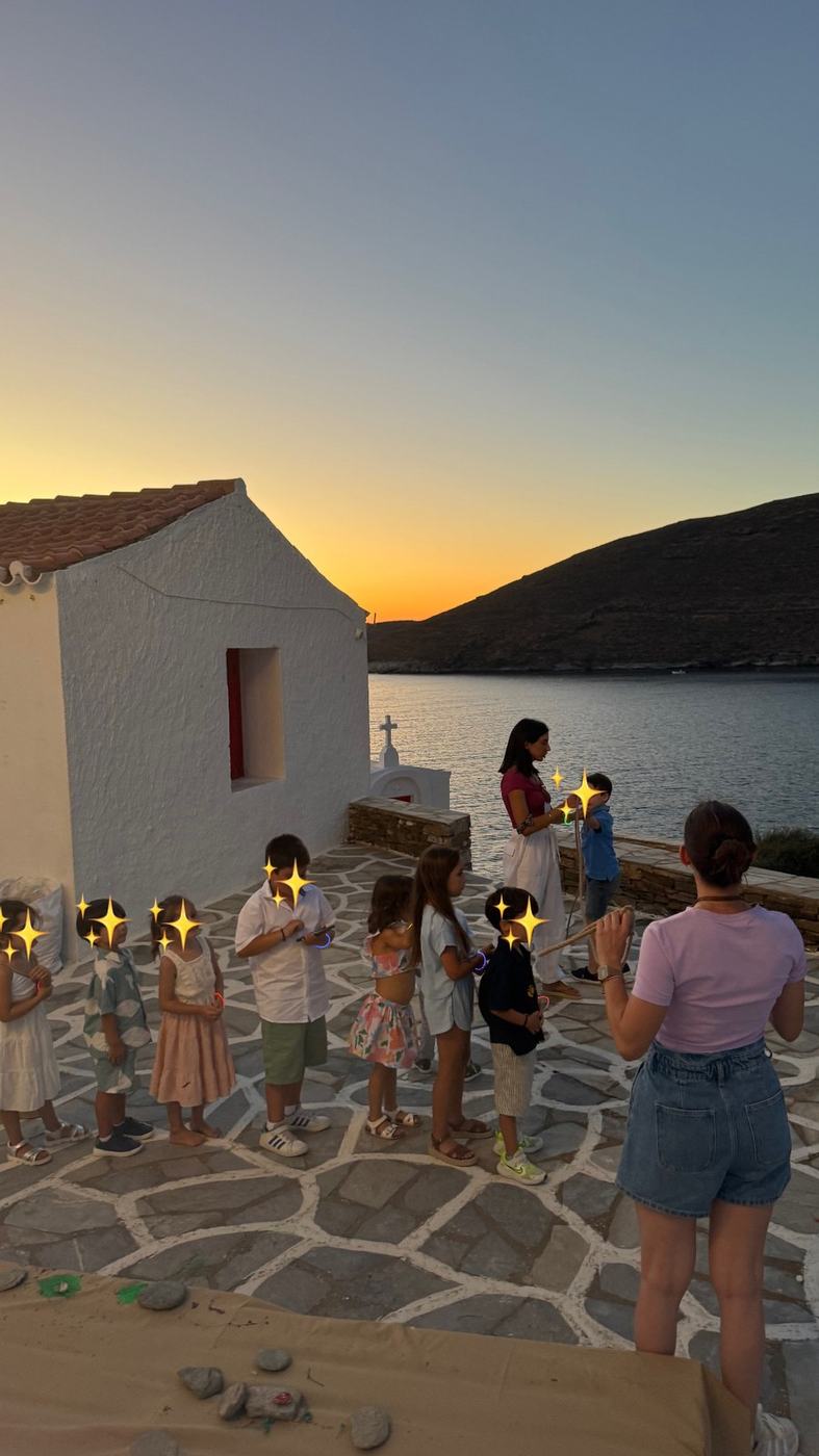 Παιδιά περιμένουν ήρεμα σε τελετή γάμου δίπλα στη θάλασσα το ηλιοβασίλεμα
