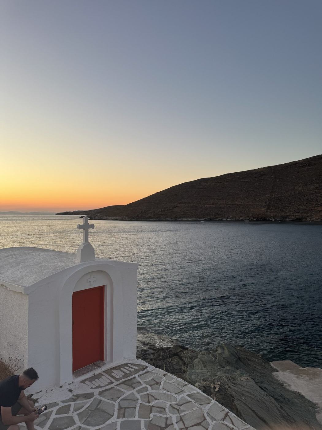 Destination wedding στο ηλιοβασίλεμα με παιδιά καλεσμένους