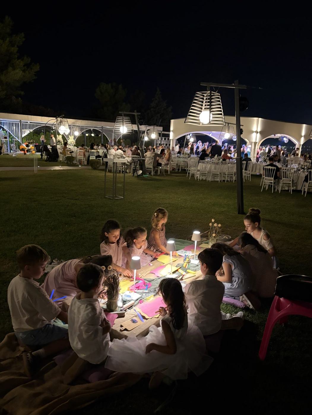 Παιδική γωνιά το ηλιοβασίλεμα σε βραδινή δεξίωση γάμου