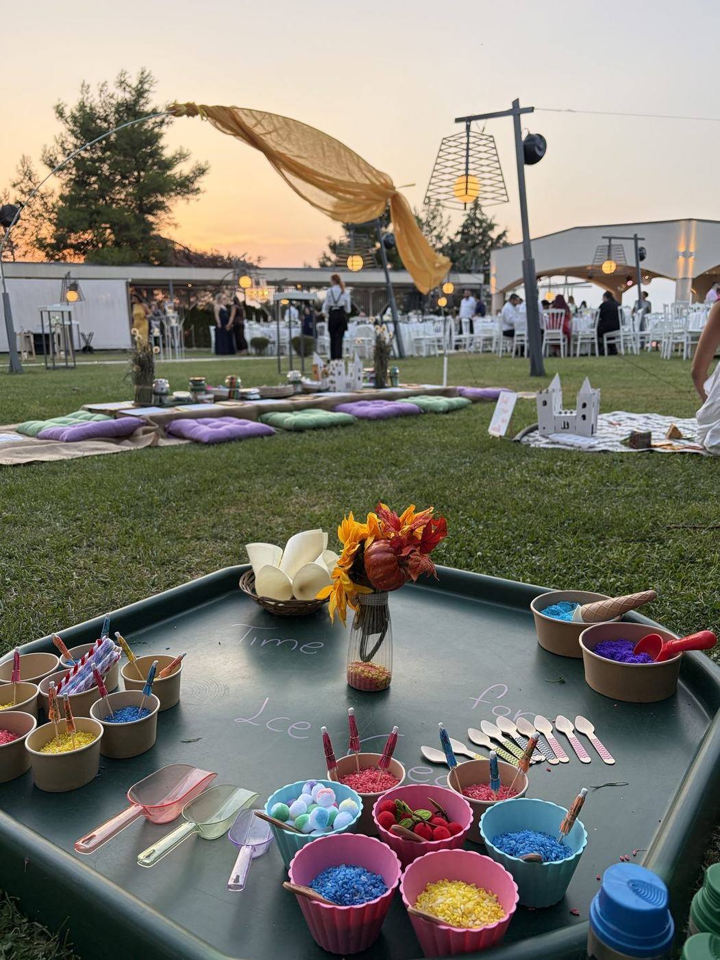 Sensory tray με έγχρωμο ρύζι και παγωτό το ηλιοβασίλεμα
