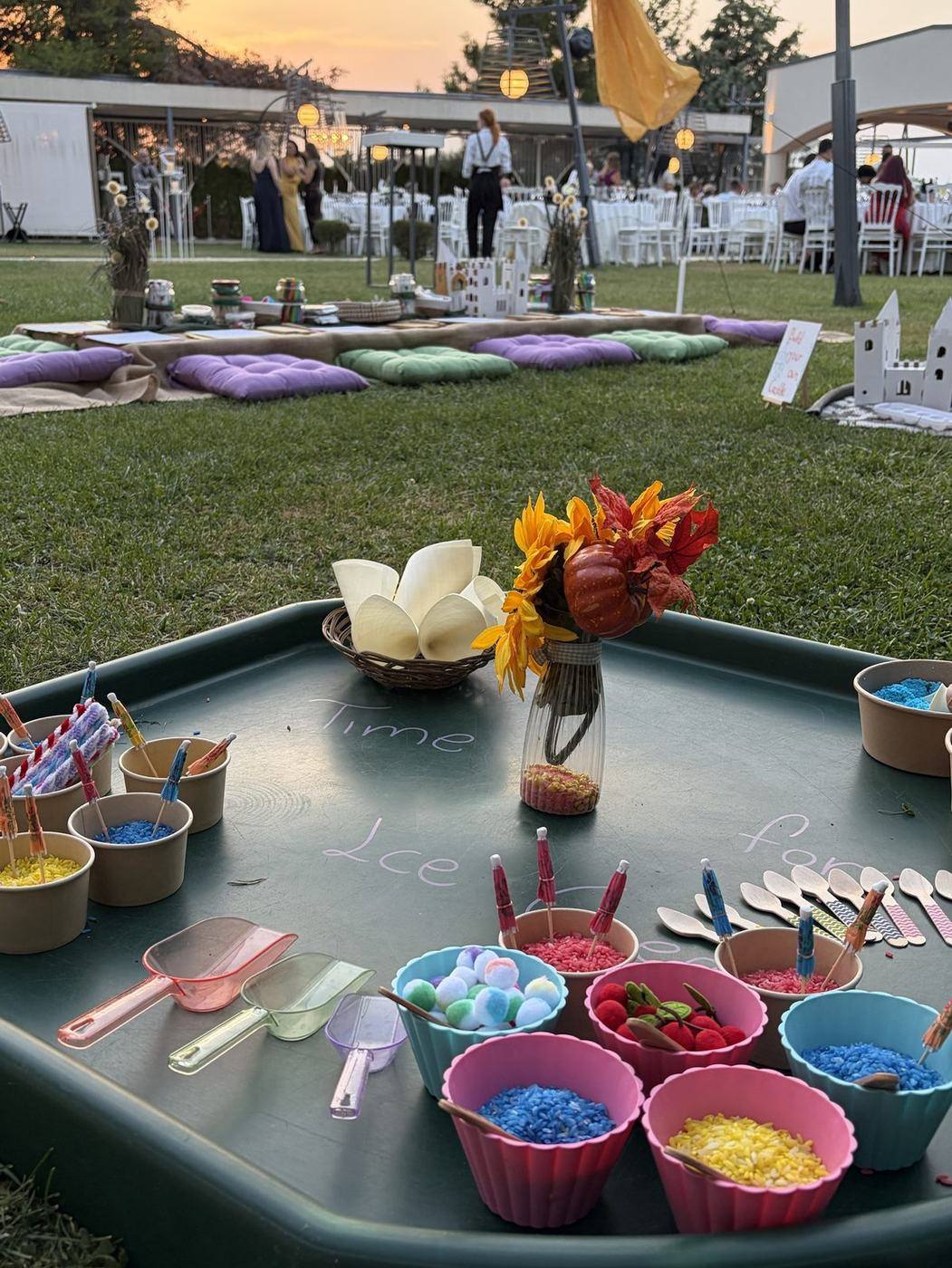 Ice cream sensory tray με έγχρωμο ρύζι και toppings σε γάμο
