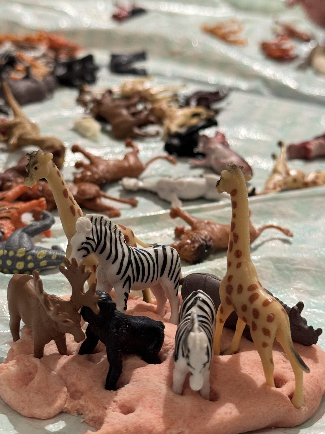 Sensory play με ζωάκια της ζούγκλας σε ροζ αμμόπηλο