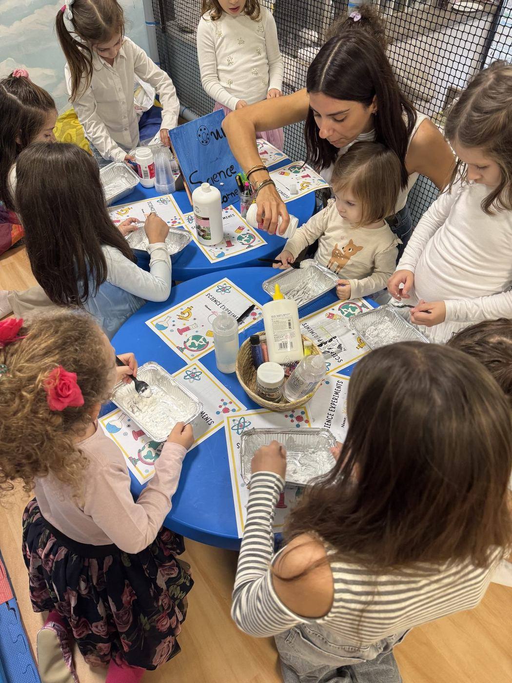 Παιδιά κάνουν πειράματα επιστήμης σε kids corner γάμου