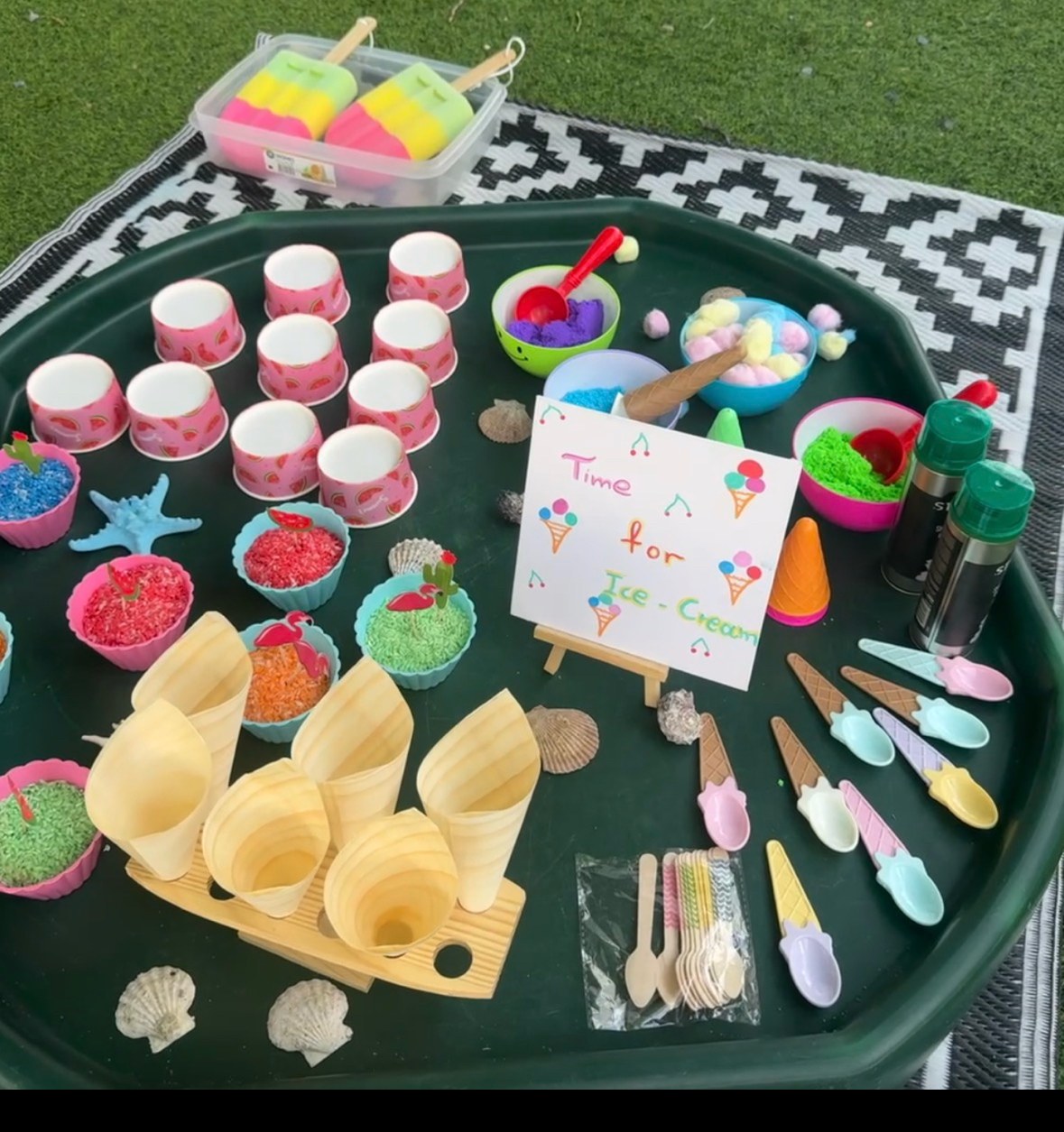Sensory tray με θέμα παγωτό, χρωματιστό ρύζι και κώνους
