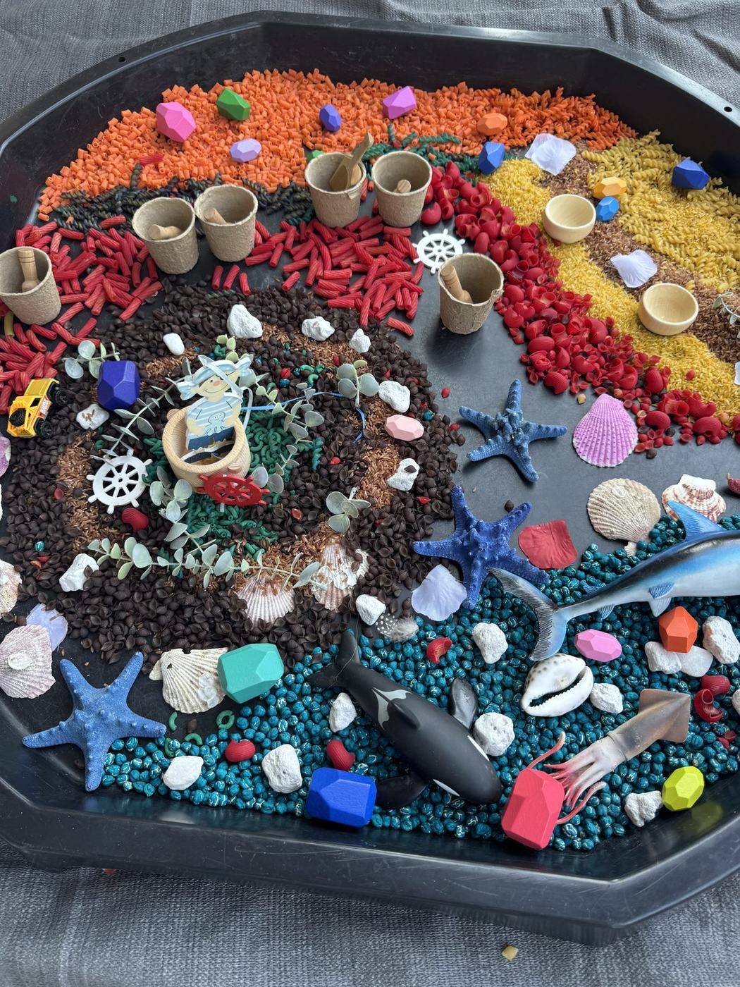 Θαλάσσιο sensory tray σε kids corner γάμου