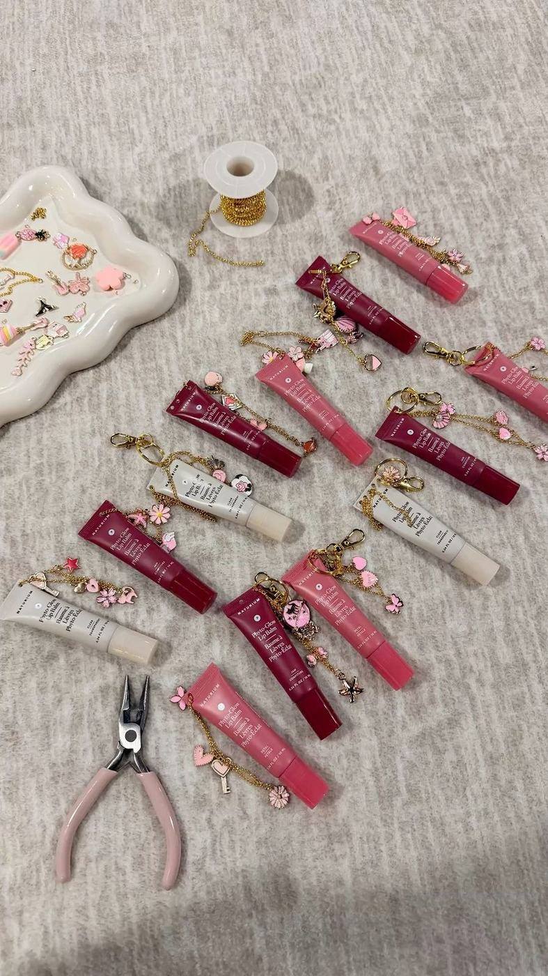 Lip balms με χειροποίητα charms σε χρυσή αλυσίδα, έτοιμα για το charm bar παιδικού spa party