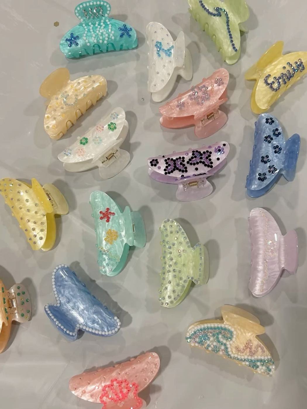 Personalised claw clips σε παστέλ χρώματα, διακοσμημένα με στρας και ονόματα από τα παιδιά