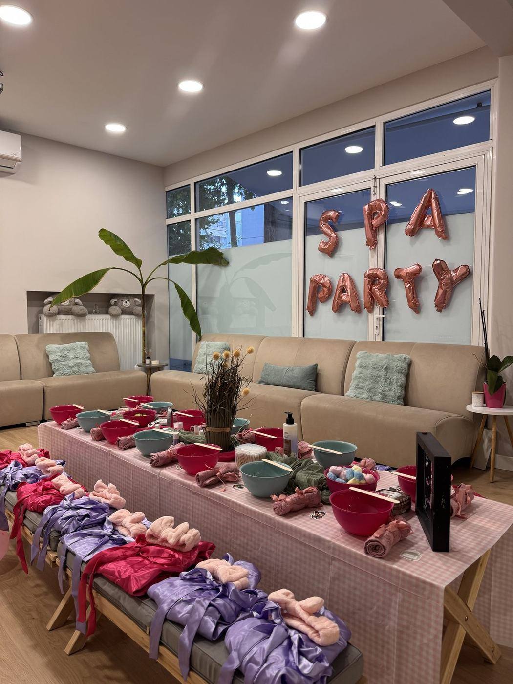 Στημένο παιδικό spa party με ροζ καρό τραπέζι, μπολ, σατέν ρόμπες και μπαλόνια Spa Party