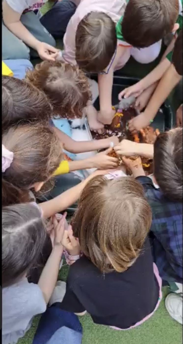 Παιδιά μαζεμένα γύρω από δραστηριότητα sensory play σε εξωτερικό πάρτι