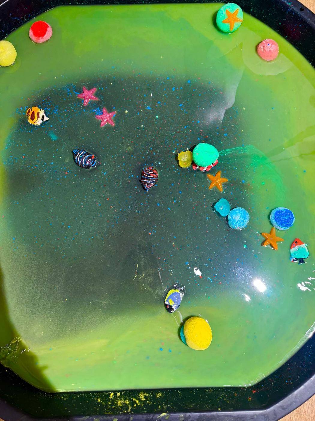 Sensory tray με θέμα ωκεανό και ζωγραφισμένες πέτρες σε παιδικό πάρτι